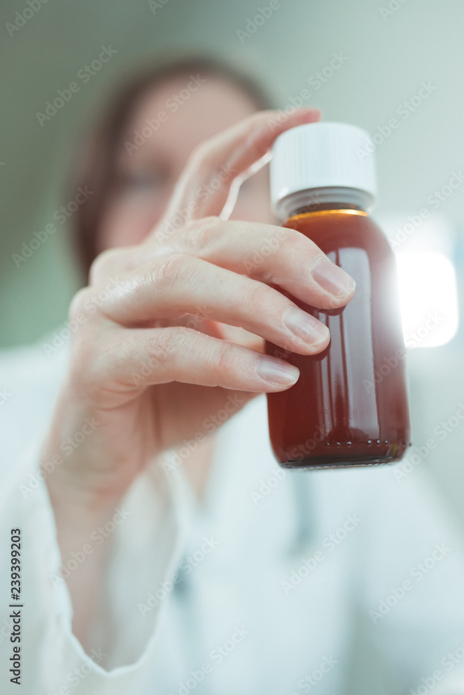Φωτογραφία Pediatrician recommends paracetamol syrup for medical treatment of baby patients
