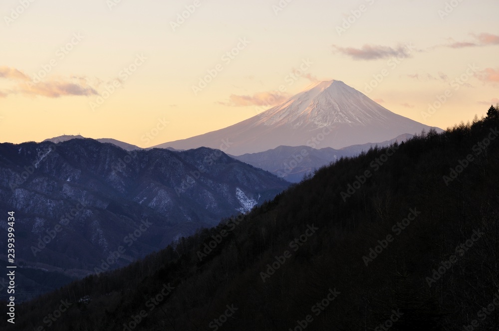 朝日に染まる富士