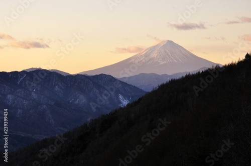 朝日に染まる富士