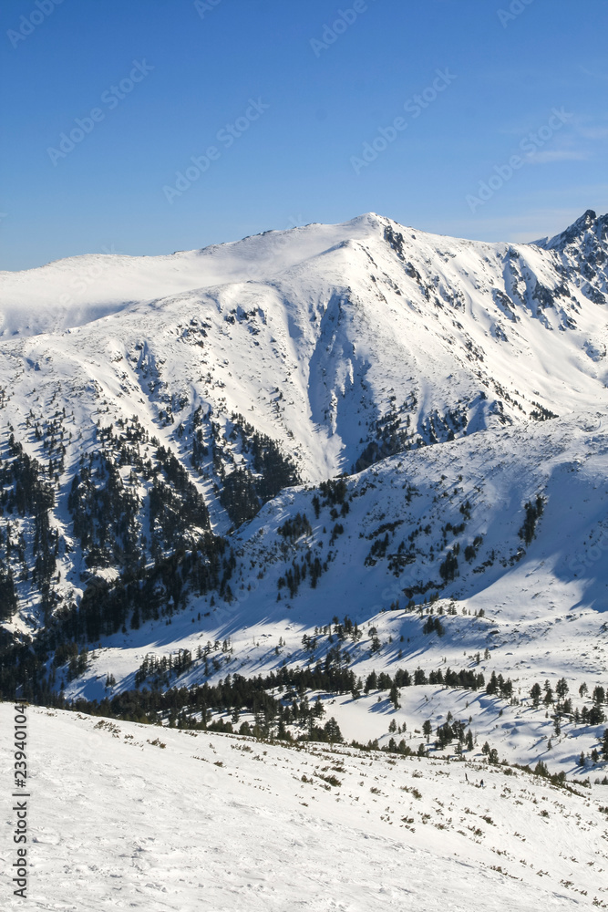 Obraz premium Winter landscape of Pirin Mountain from Todorka peak, Bulgaria