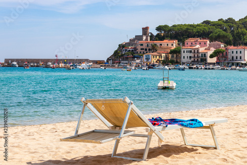 Fototapeta Naklejka Na Ścianę i Meble -  MARINA DI CAMPO, ISOLA ELBA, ITALY - SEPTEMBER 16, 2018: Beach of the town Marina di Campo end emerald sea of Elba Island. Tuscany, Italy.