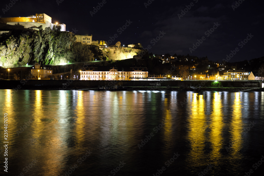 Obraz premium Stimmungsvolle Nachtaufnahme am Rhein in Koblenz mit der angeleuchteten Festung Ehrenbreitstein im Hintergrund - Stockfoto