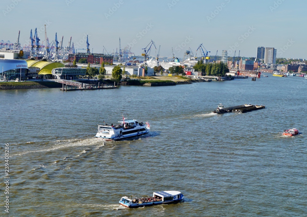 Obraz premium Boote auf der Elbe im Hamburger Hafen
