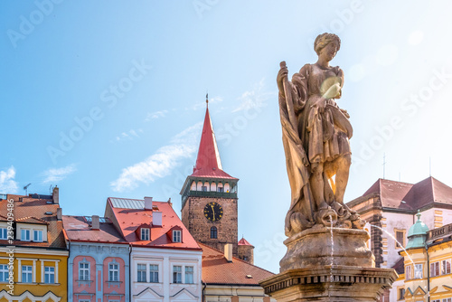 Foto Fountain statue and Valdice Gate, or Valdicka brana, in Jicin, Czech Republic