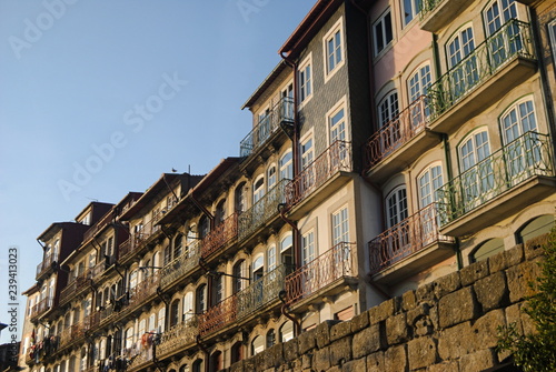 Prédios antigos - vista de edifícios antigos em zona antiga da cidade do Porto © ajcsm