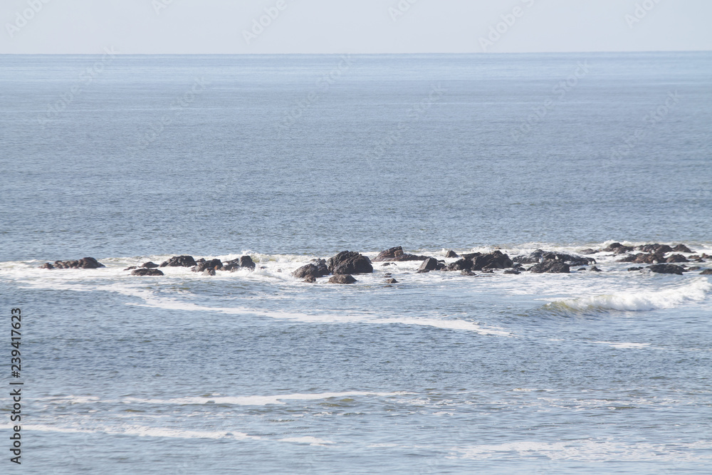 Obraz premium sea coast view with waves, sand beach and blue sky