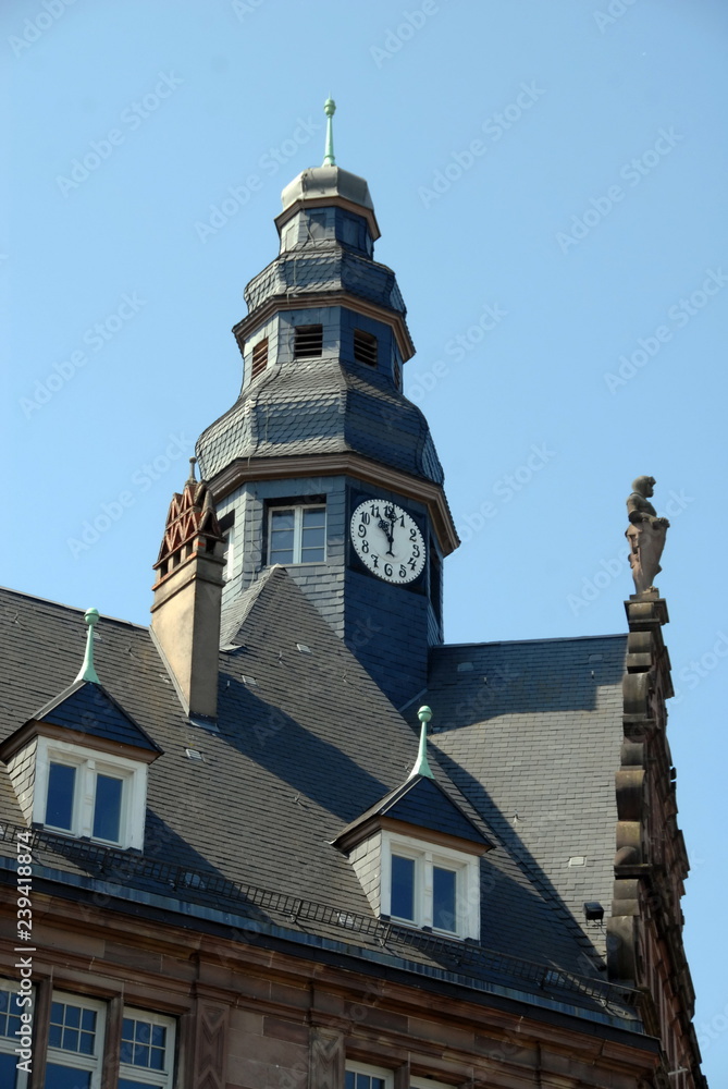 Ville de Metz, toit et horloge d'un immeuble du centre ville, département de la Moselle, France
