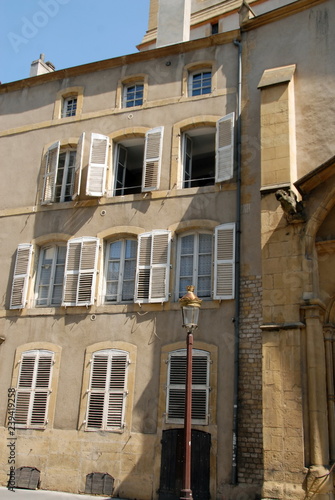 Ville de Metz, jolie façade ensoleillée du centre ville, réverbère au pied de l'immeuble, Moselle, france