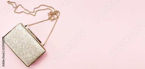 Cuadro en lienzo Festive evening golden clutch on pink