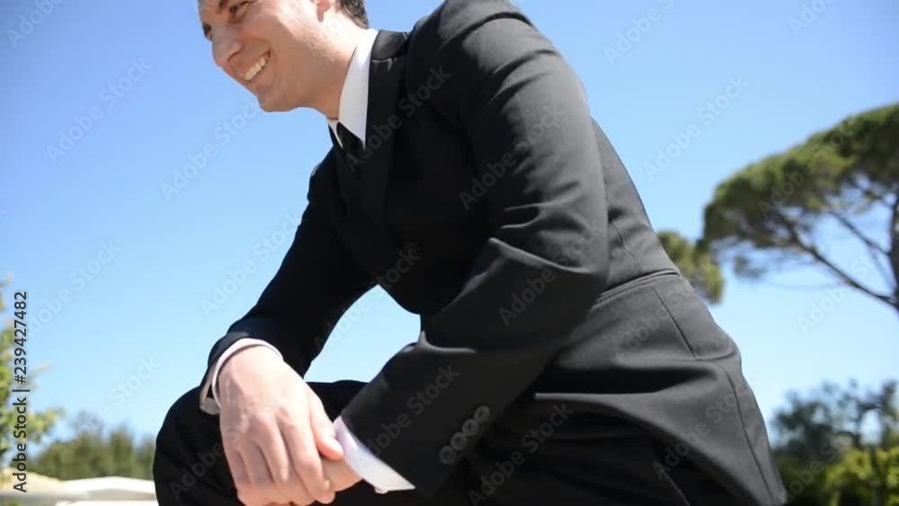 giovane modello vestito in abito elegante scuro giovane modello vestito in abito elegante scuro