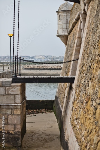 Hängebrücke an einer Burg