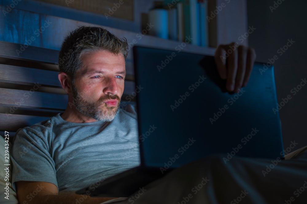 man alone in bed playing cybersex using laptop computer watching porn sex  movie late at night with lascivious pervert face expression in internet  pornographic sexual content foto de Stock | Adobe Stock