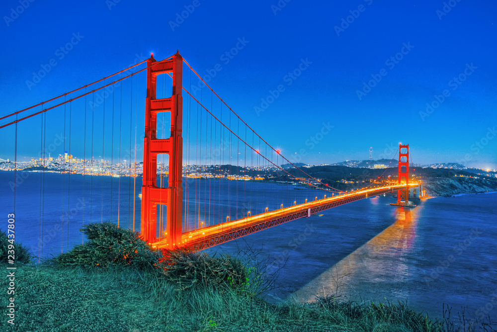 Fototapeta premium Panorama mostu Gold Gate i miasta San Francisco nocą, California.ставрпо
