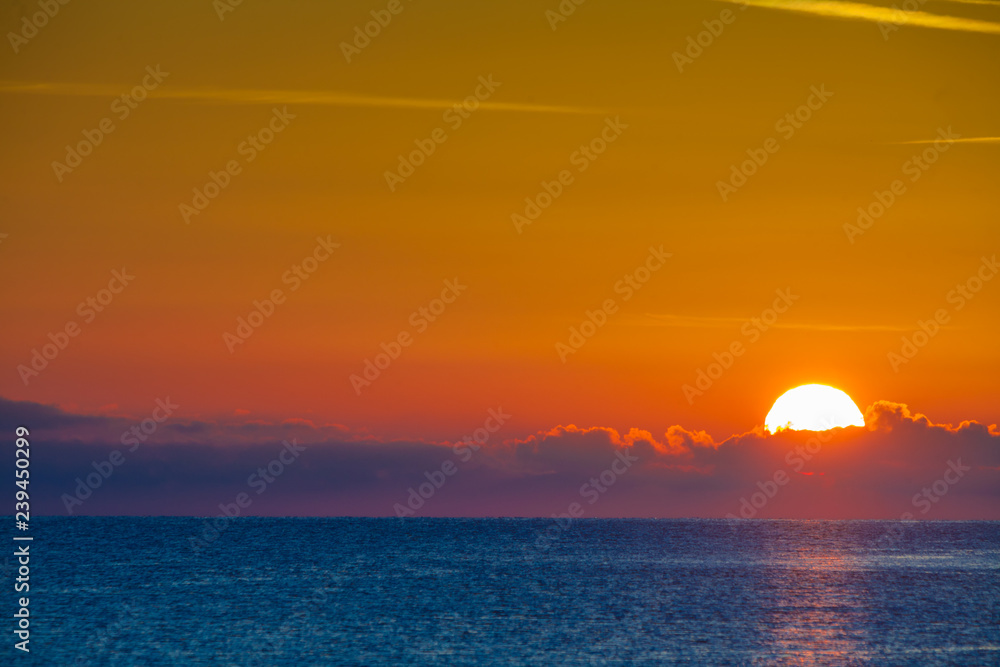 Fototapeta Wschód lub zachód słońca nad powierzchnią morza
