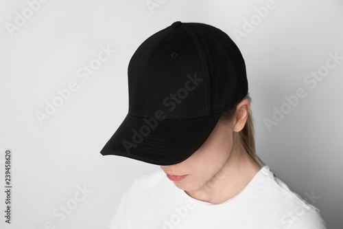 Foto Woman wearing blank cap on light background