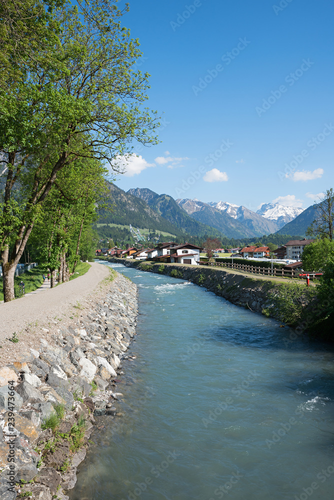 Radweg entlang der Iller, Urlaubsort Oberstdorf im Frühling Radweg entlang der Iller, Urlaubsort Oberstdorf im Frühling