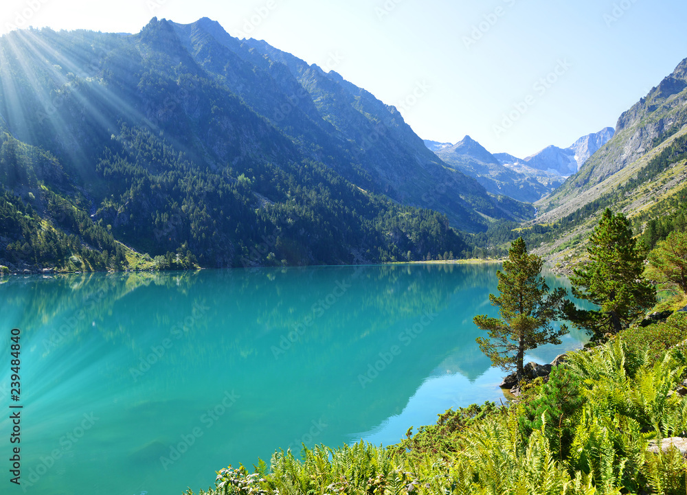 Plakat Jezioro Gaube w Parku Narodowym Pirenejów, Francja. Letni krajobraz górski o wschodzie słońca.