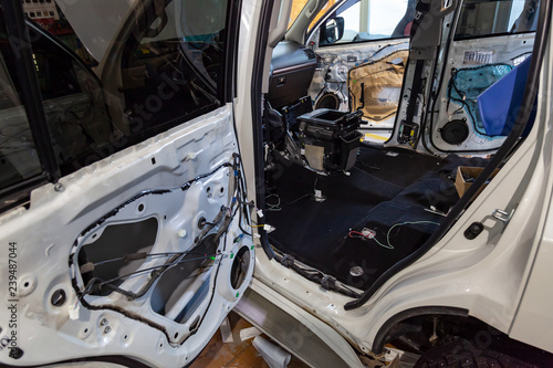 The back of the SUV, disassembled elements of the car's interior in a white crossover, removed the side door trim, removed the seat, installed insulation inside.