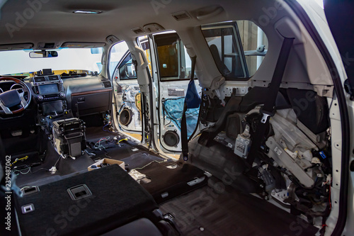 The interior of the SUV inside is completely disassembled, the seats are removed, the flooring and interior are replaced, soundproofing is installed, door panels and trim are missing.