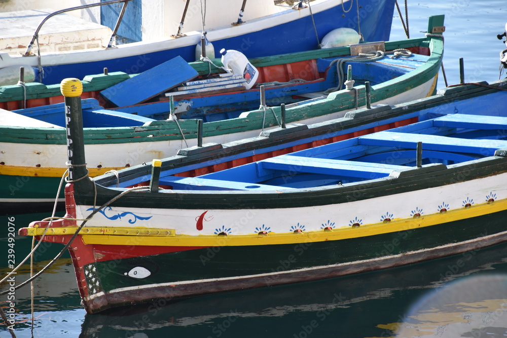 Gozzo in legno , antica barca tradizionale siciliana usata dai pescatori Gozzo in legno , antica barca tradizionale siciliana usata dai pescatori