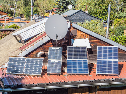 Solarpanel auf einer Gartenlaube photo