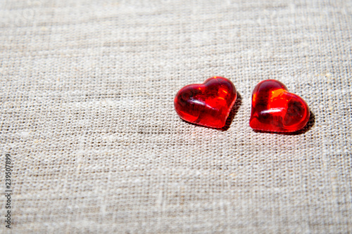 Foto Two red glass hearts on a gray background. Valentine's Day.
