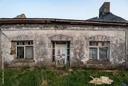 Φωτογραφία Old derelict and abandonned vintage stone house in rural Ireland