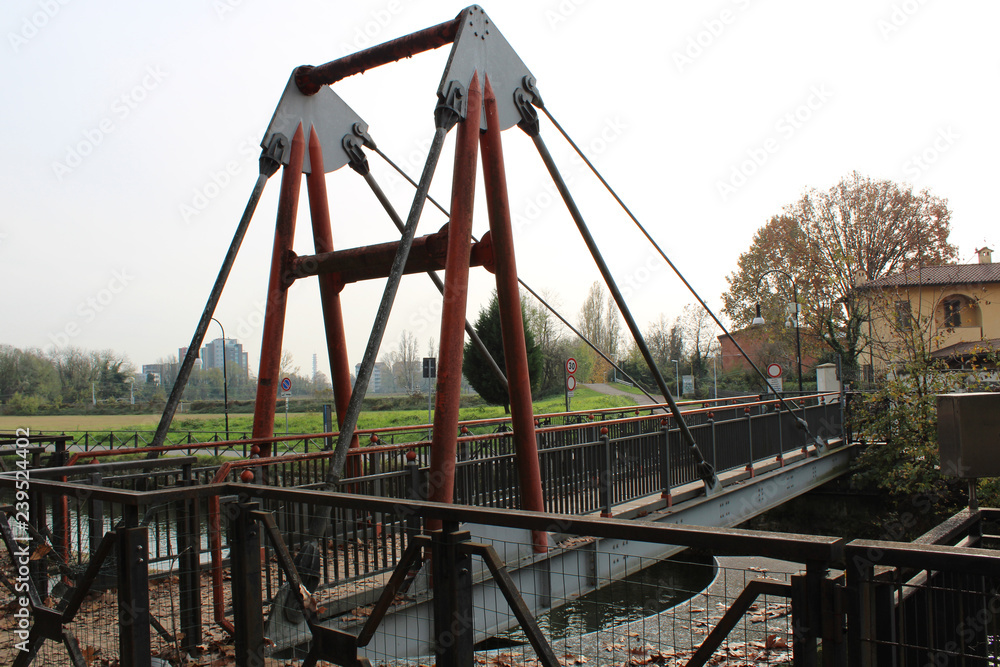 Ponte pedonale in metallo sul canale