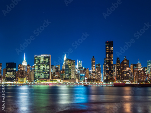 ニューヨーク　イーストリバーとマンハッタンの摩天楼 © oben901
