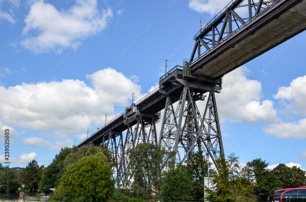 Eisenbahnbrücke und Schwebefähre über den Nord-Ostsee-Kanal bei Rendsburg