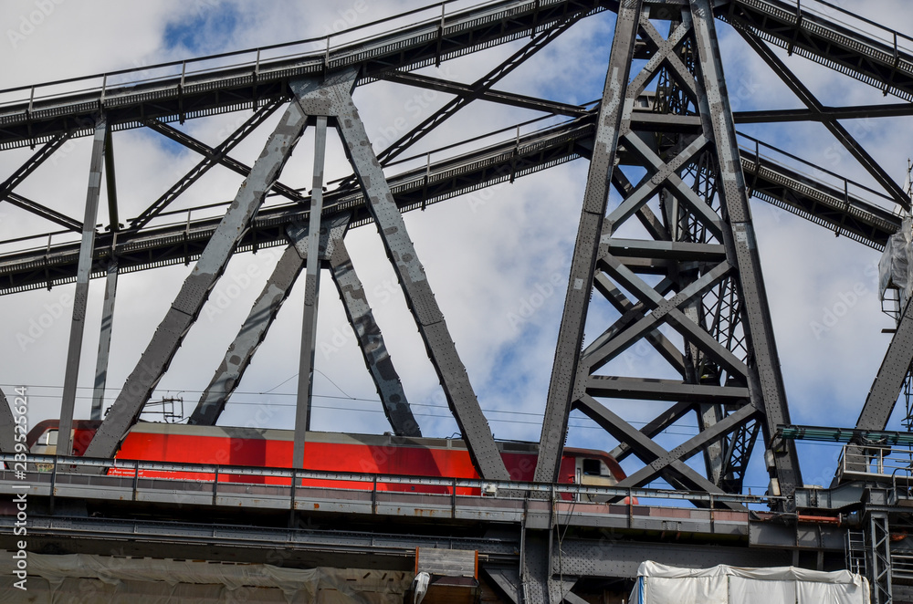 Eisenbahnbrücke und Schwebefähre über den Nord-Ostsee-Kanal bei Rendsburg Eisenbahnbrücke und Schwebefähre über den Nord-Ostsee-Kanal bei Rendsburg