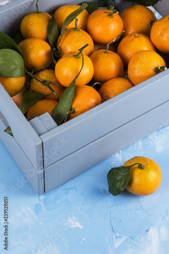 Fresh tangerines in box wit...