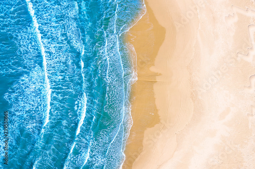 Vista aerea di una spiaggia con mare azzurro e onde photo