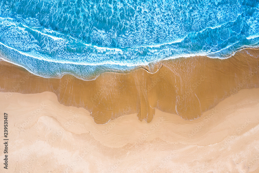 Obraz premium Vista aerea di una spiaggia con mare azzurro e onde