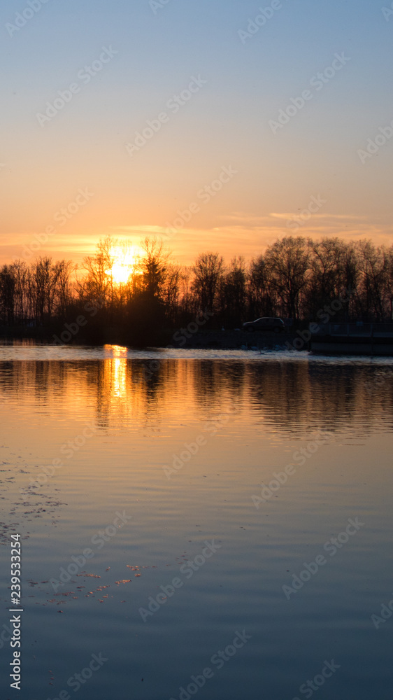 Smartphone HD Wallpaper of beautiful sunset with reflections near Plattling  - Isar - Bavaria - Germany