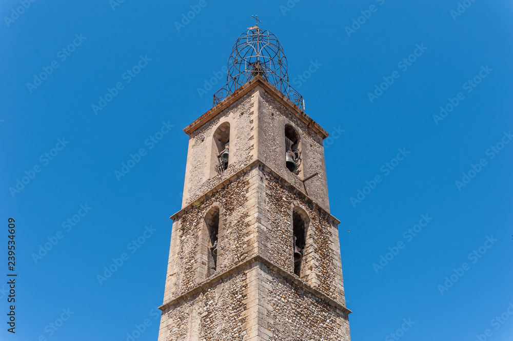Kirchturm der Pfarrkirche Notre-Dame-de-l’Olivier in Les Mees in Südfrankreich