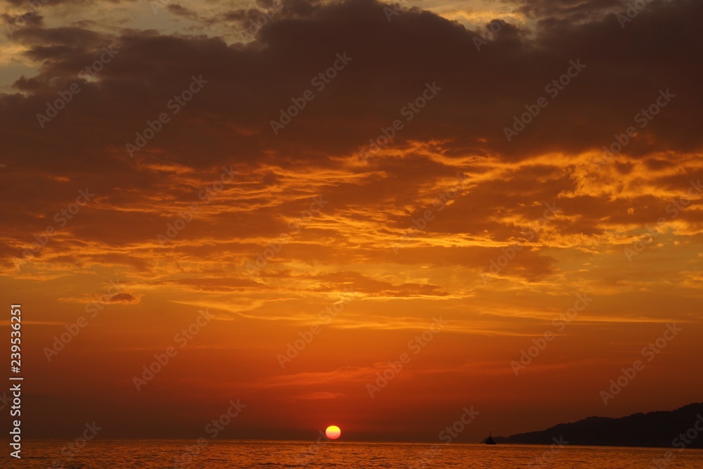 Obraz premium Bronze sunset in December 