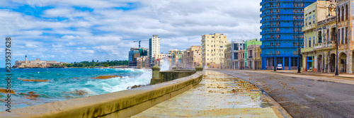 Canvas Print The Havana skyline and the iconic Malecon seawall with a stormy ocean
