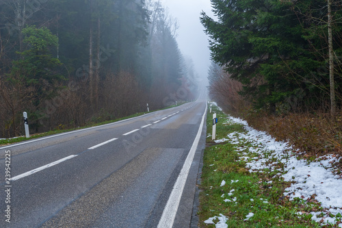 Gerade Hauptstrasse im Wald im Nebel