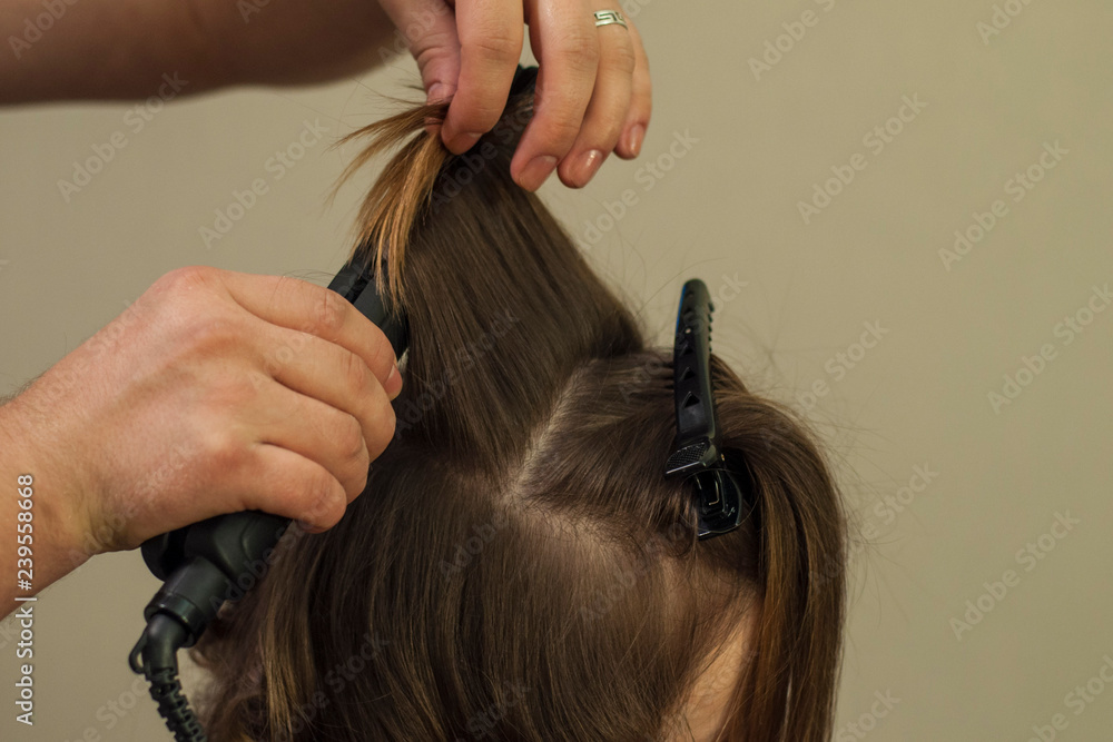 Fototapeta premium Fryzjer pracuje w salonie piękności studio, co styl włosów.