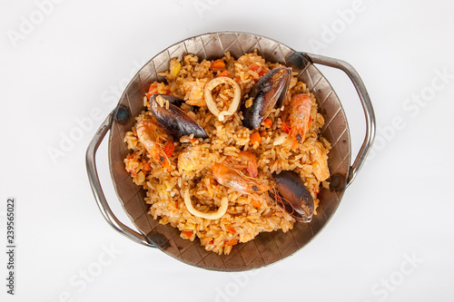  Rice with seafood in an iron plate