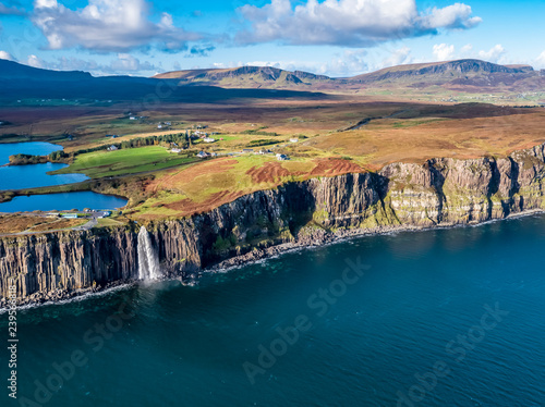 Widok z lotu ptaka na dramatyczne wybrzeże na klifach Staffin ze słynnym wodospadem Kilt Rock - Isle of Skye - Szkocja