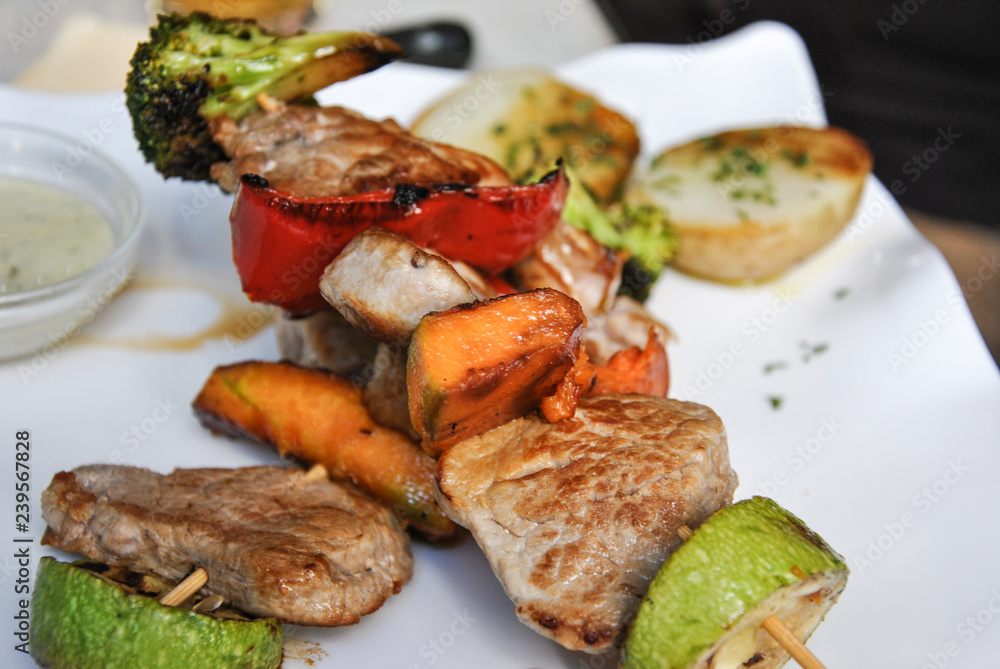 Brocheta de carne con verduras Brocheta de carne con verduras