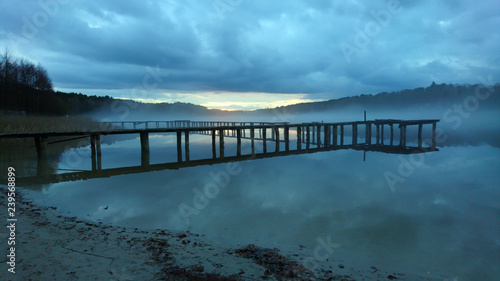 Steg am See am Abend und Nebel