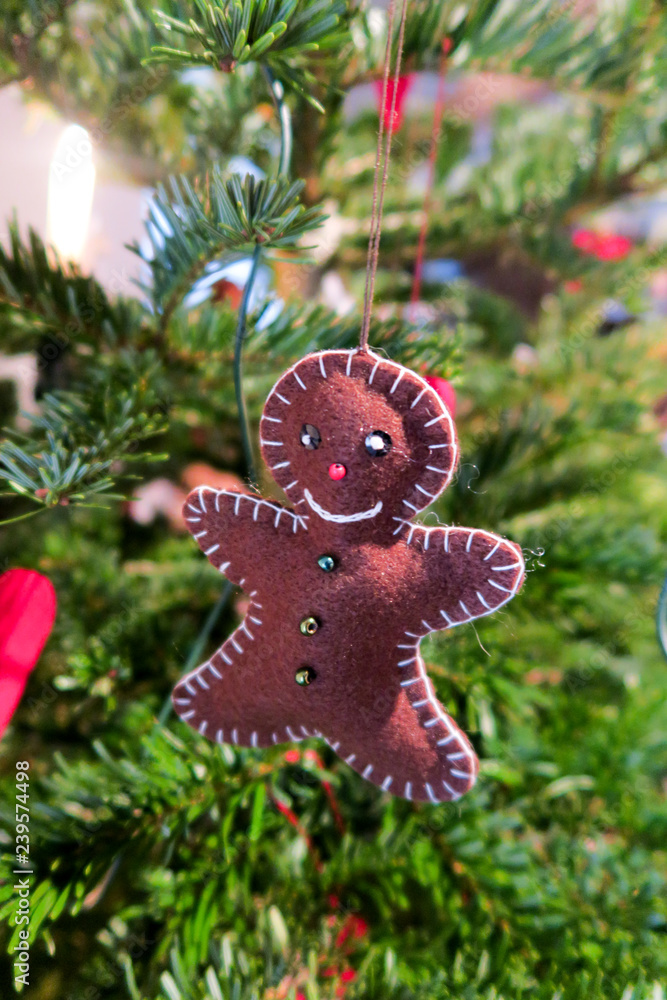 lebkuchen anhänger am weihnachtsbaum christbaum Stock Photo Adobe Stock