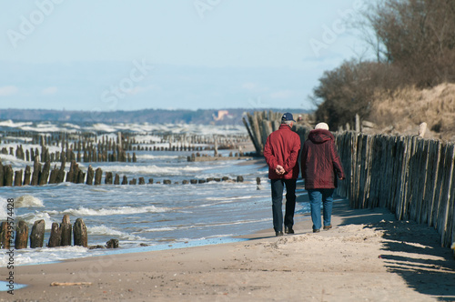 Obraz na płótnie spacer po plaży w kołobrzegu w salonie