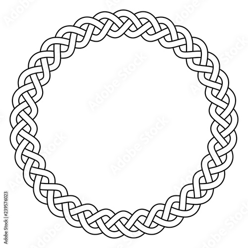 Ring mit Keltischen Knoten in Schwarz auf isoliertem weißem Hintergrund.