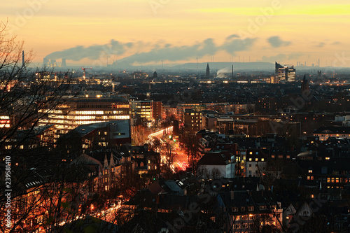 Düsseldorfer Panorama am Abend von der Schönen Aussicht gesehen