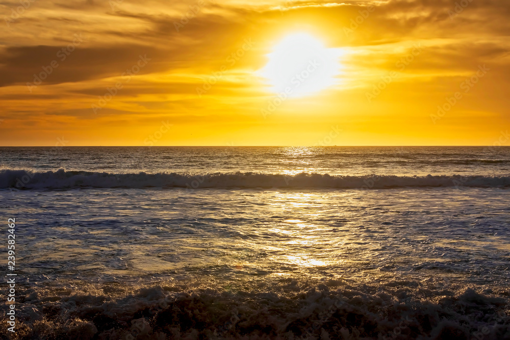 Obraz premium Ball of Fire at Sunset at the Beach