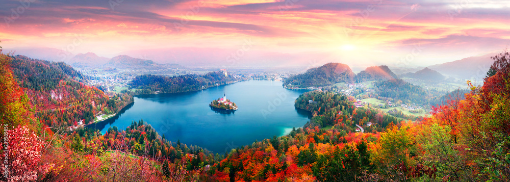 Fototapeta premium Poranek nad jeziorem Bled